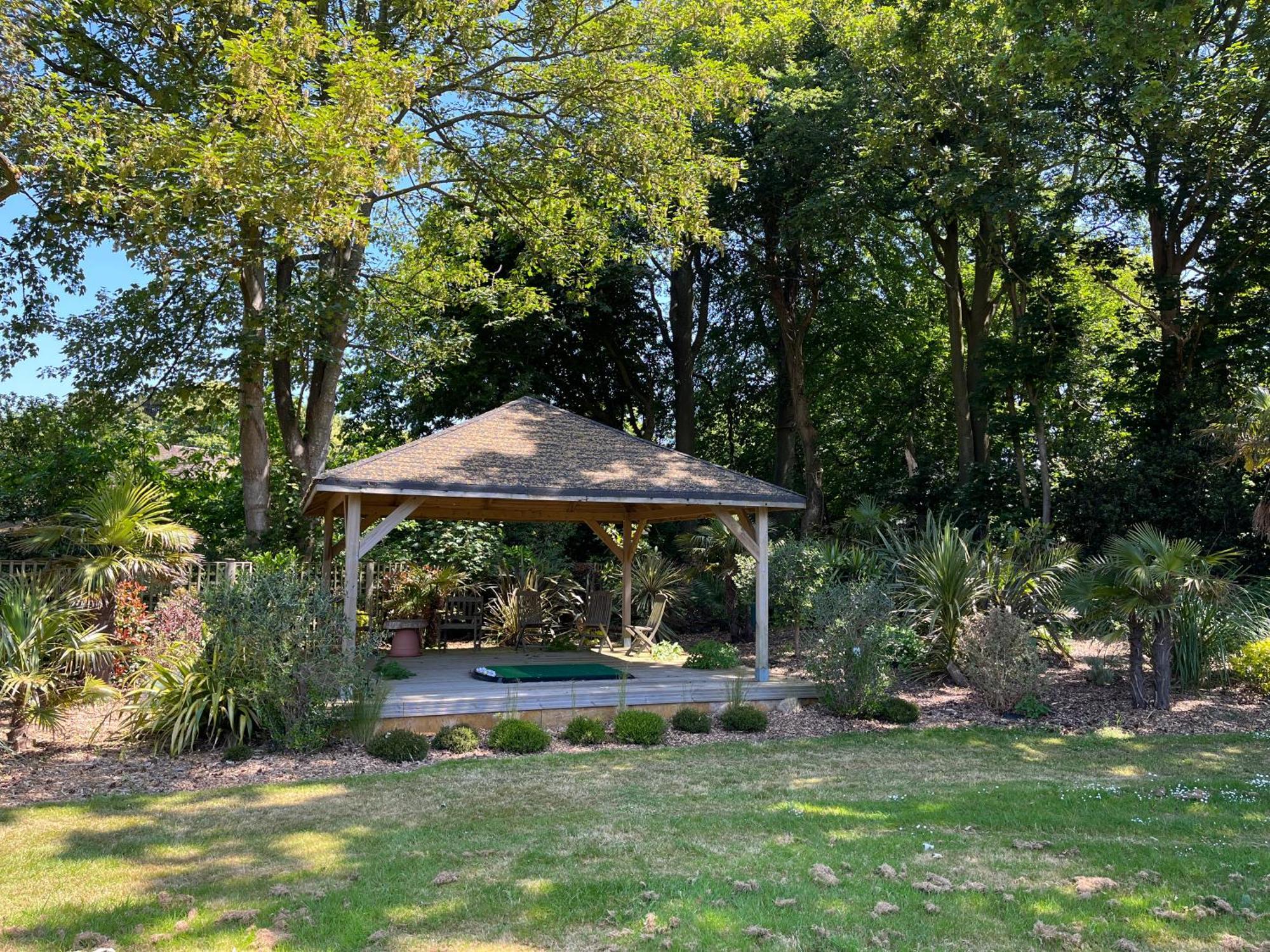 Stay At 'The Elms' In Tranquil Church Norton, Selsey - Ground Floor Bedroom, Own Private Bathroom, Quiet Beach, 2 Acre Garden By The Sea, On Edge Of Wildlife Nature Reserve Exterior photo